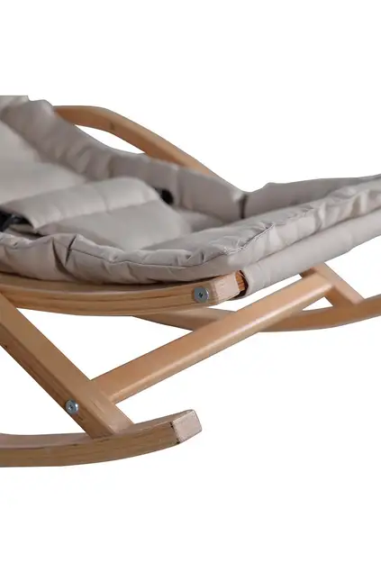 Carrozzina in legno marrone chiaro