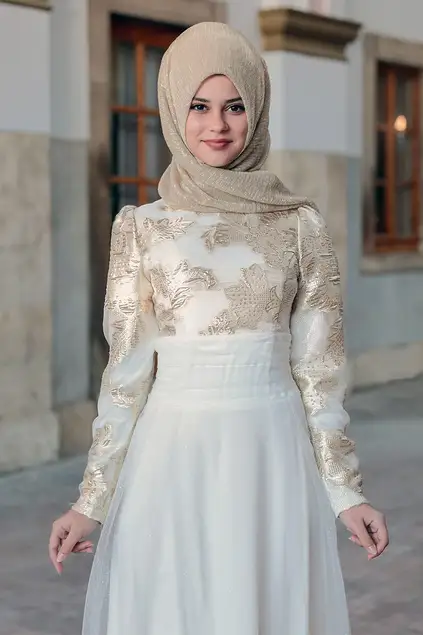 Ecru Farbe Nadide Abendkleid