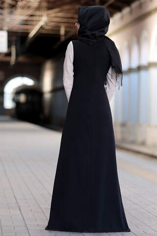 Schwarzes Kleid mit Garnierung