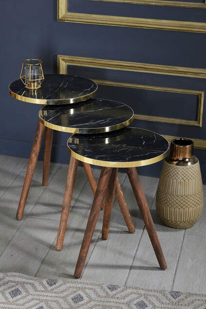 Set di 3 tavolini in legno con gamba tornita in oro Bendir