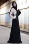 Schwarzes Kleid mit Garnierung