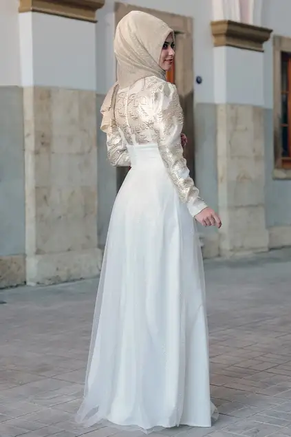 Ecru Farbe Nadide Abendkleid