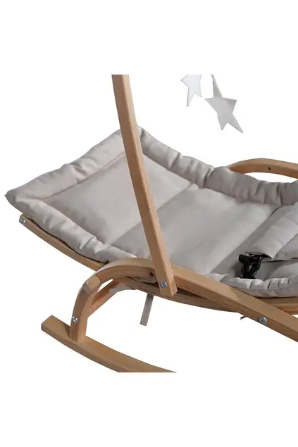 Carrozzina in legno marrone chiaro