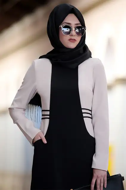 Schwarzes Kleid mit Garnierung