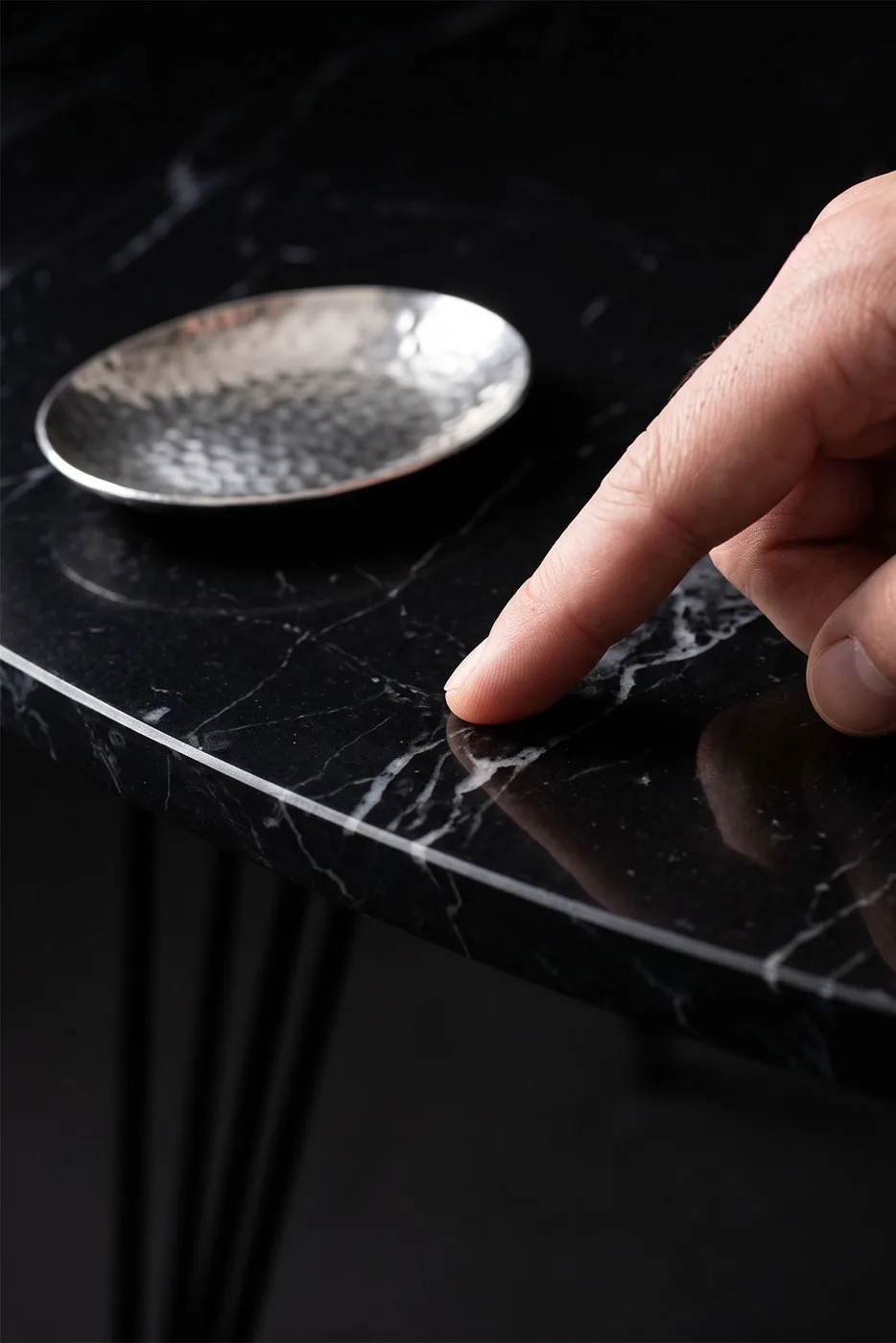Table basse ovale à pieds en fil - effet marbre noir