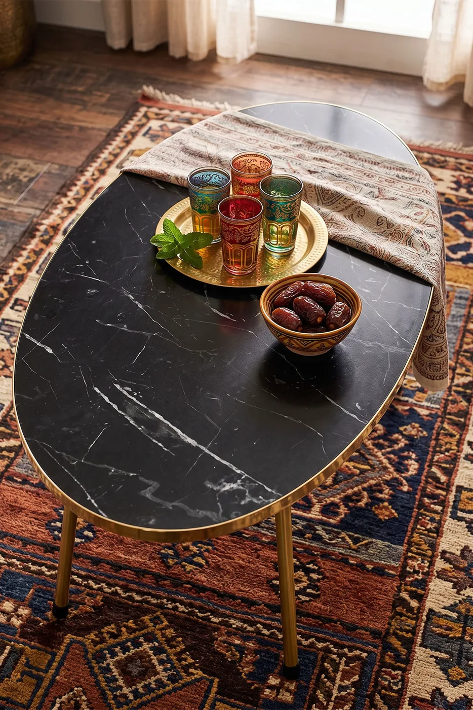 Table basse ovale pieds en métal doré - effet marbre noir