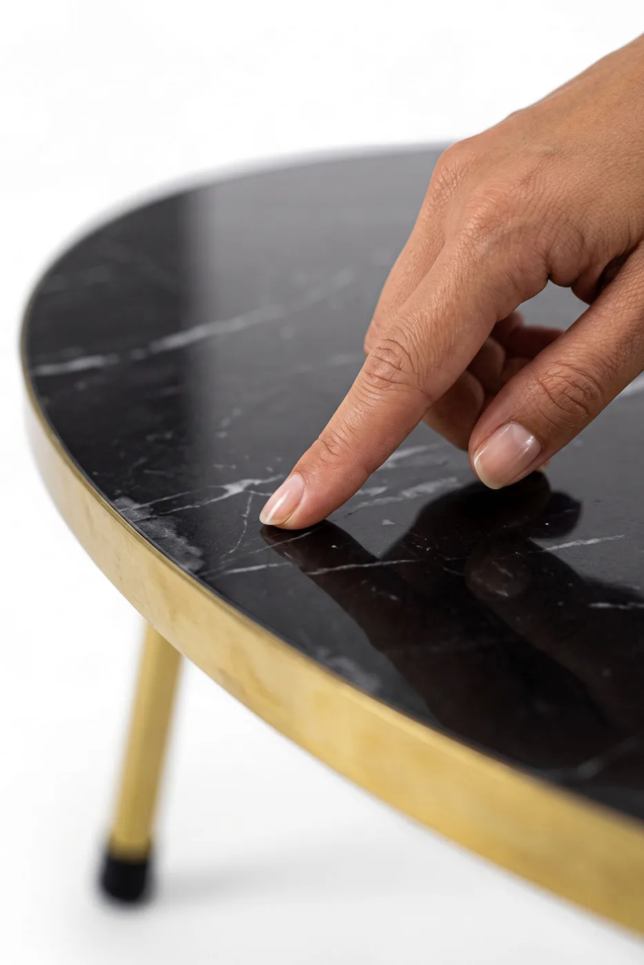 Table basse ovale pieds en métal doré - effet marbre noir