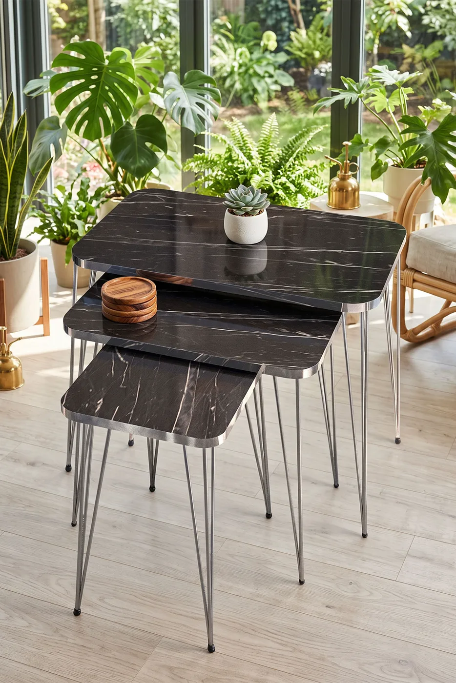 Set di tavolini a incastro quadrati con gambe in filo d'oro - effetto marmo nero