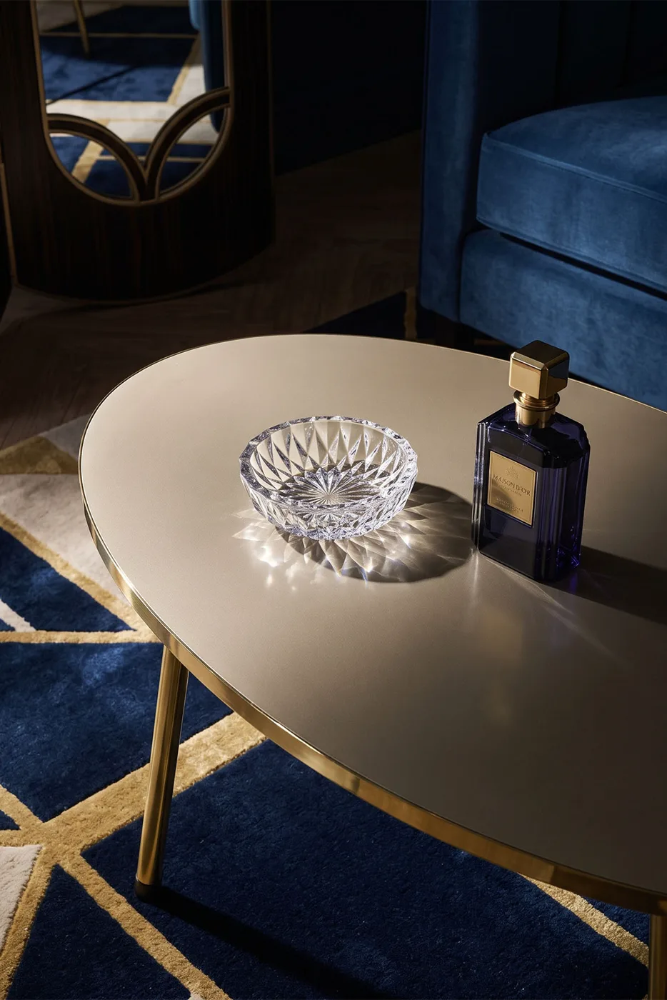 Table basse ovale pieds en métal doré - crème