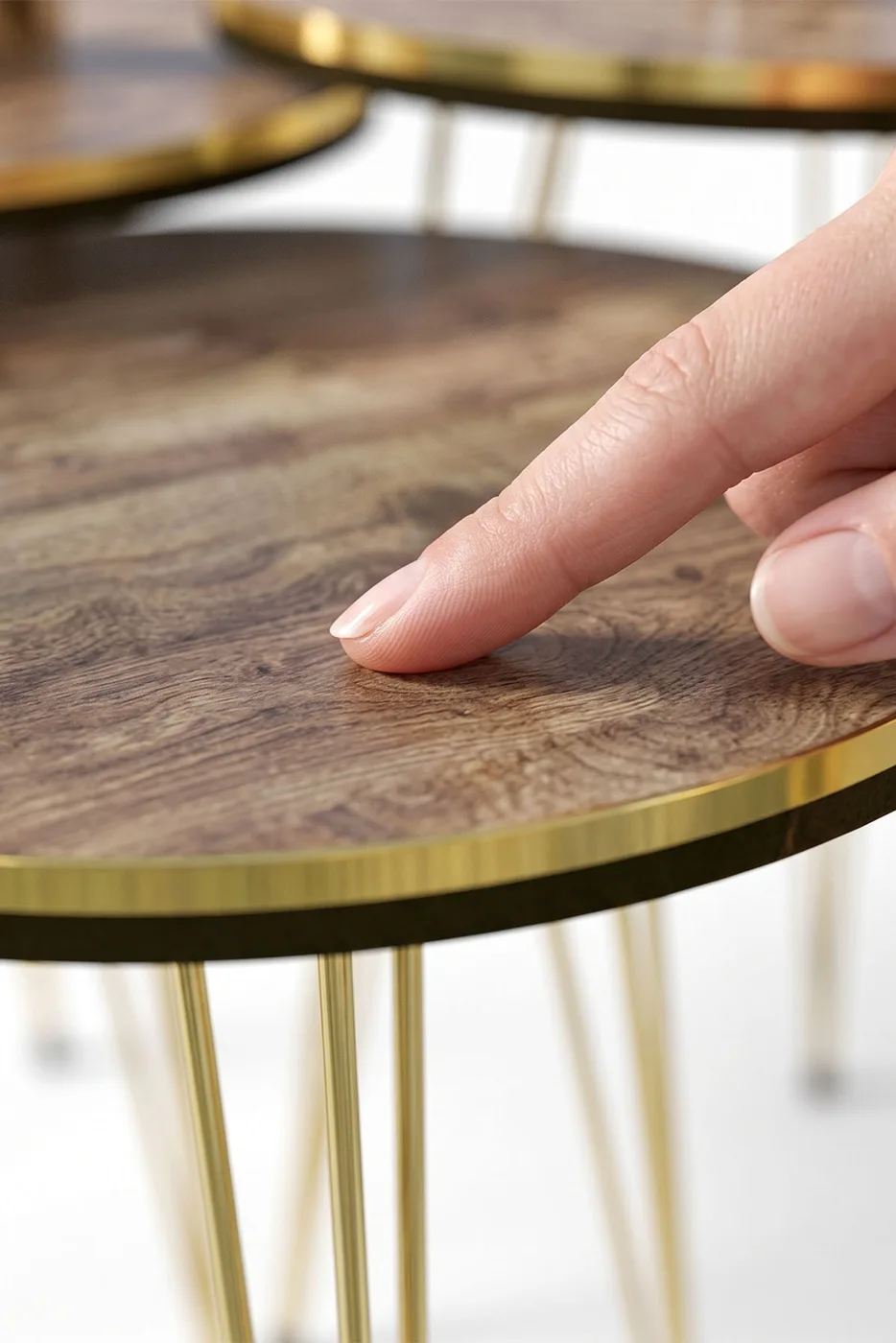 Ensemble de tables rondes 4 pièces à pieds filaires dorés - noyer