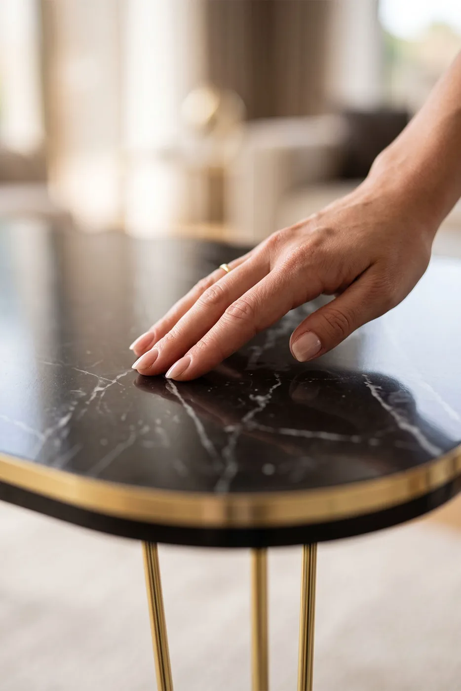 Ronde 4-delige mimisettafel met gouden draadpoten - zwart marmerlook