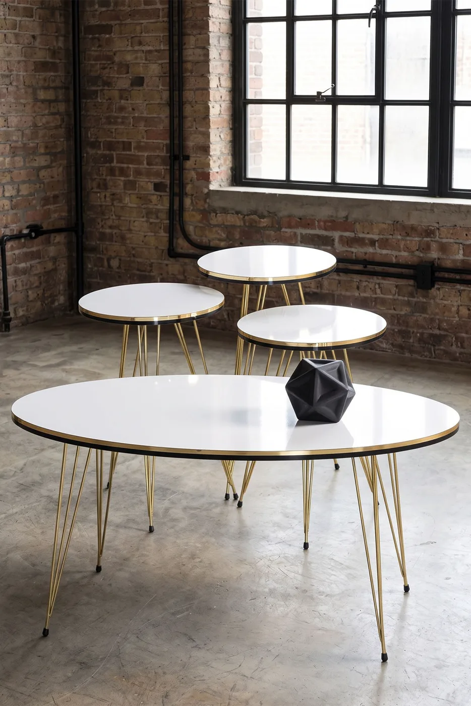Ronde 4-delige mimisettafel met gouden draadpoten - wit marmerlook 1
