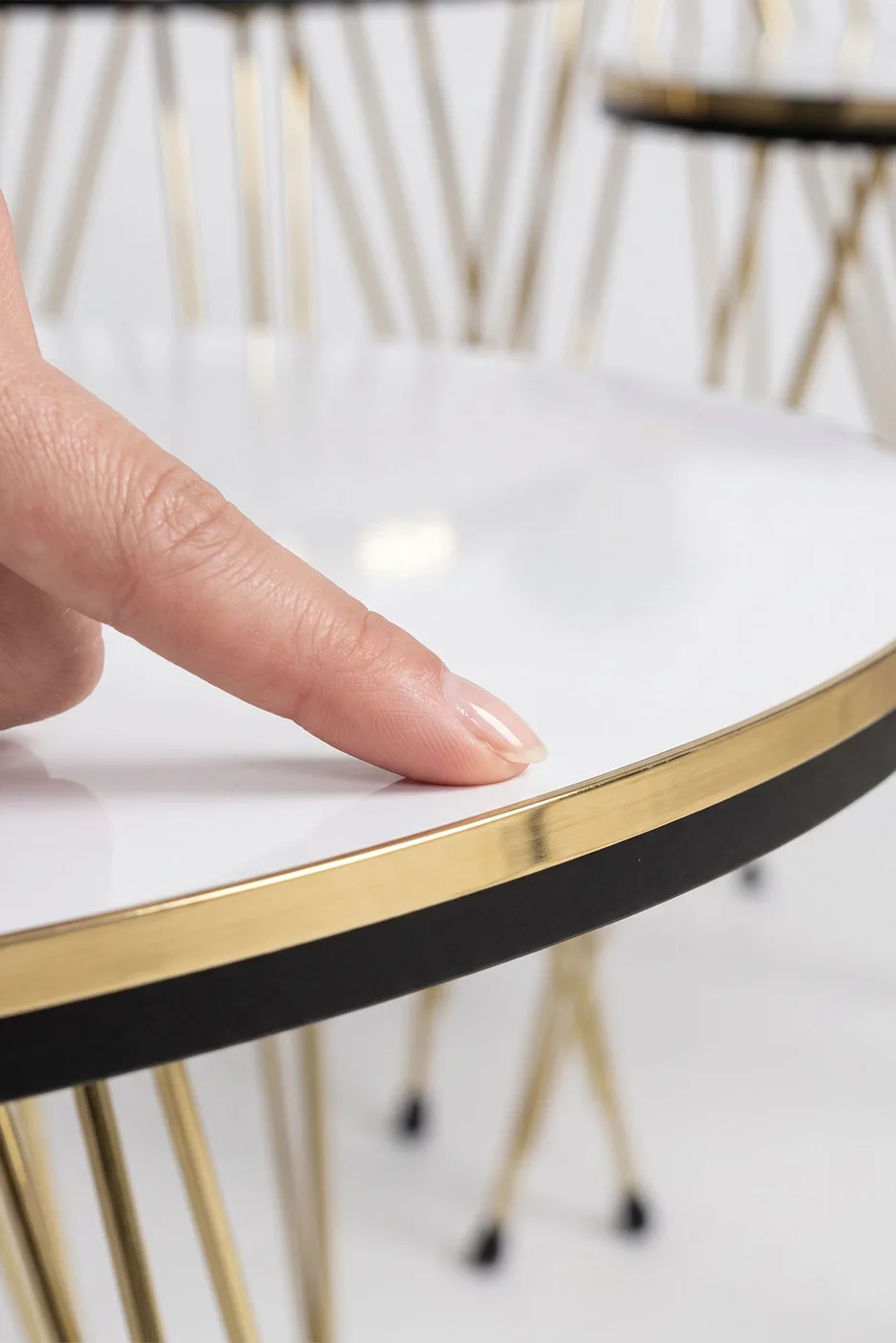 Ronde 4-delige mimisettafel met gouden draadpoten - wit marmerlook 1