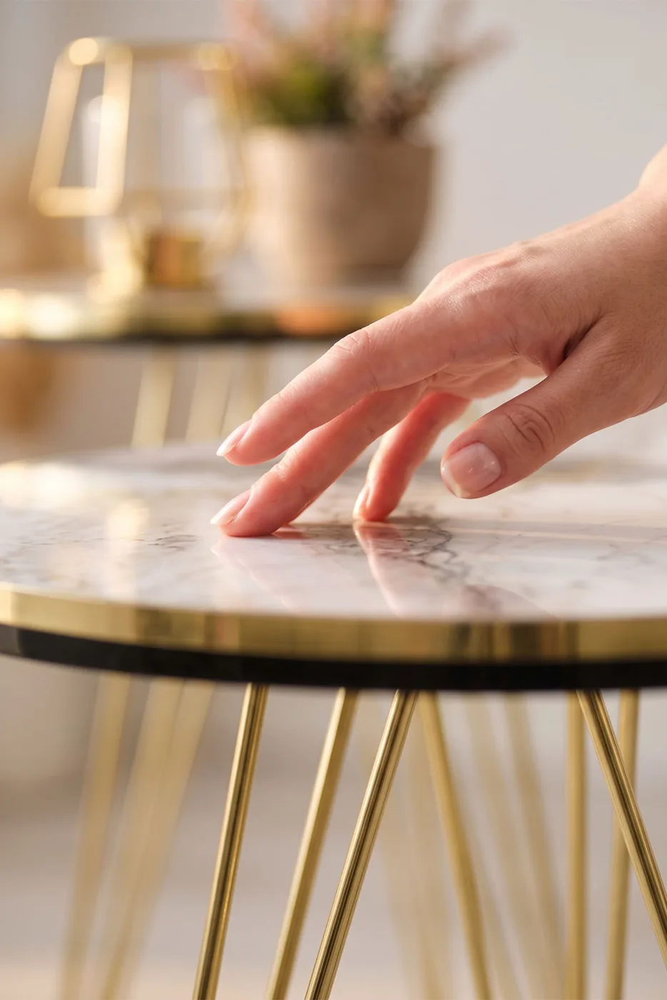 Rundes 4-teiliges Satztisch-Set mit goldfarbenen Drahtbeinen - Weiß Marmoroptik